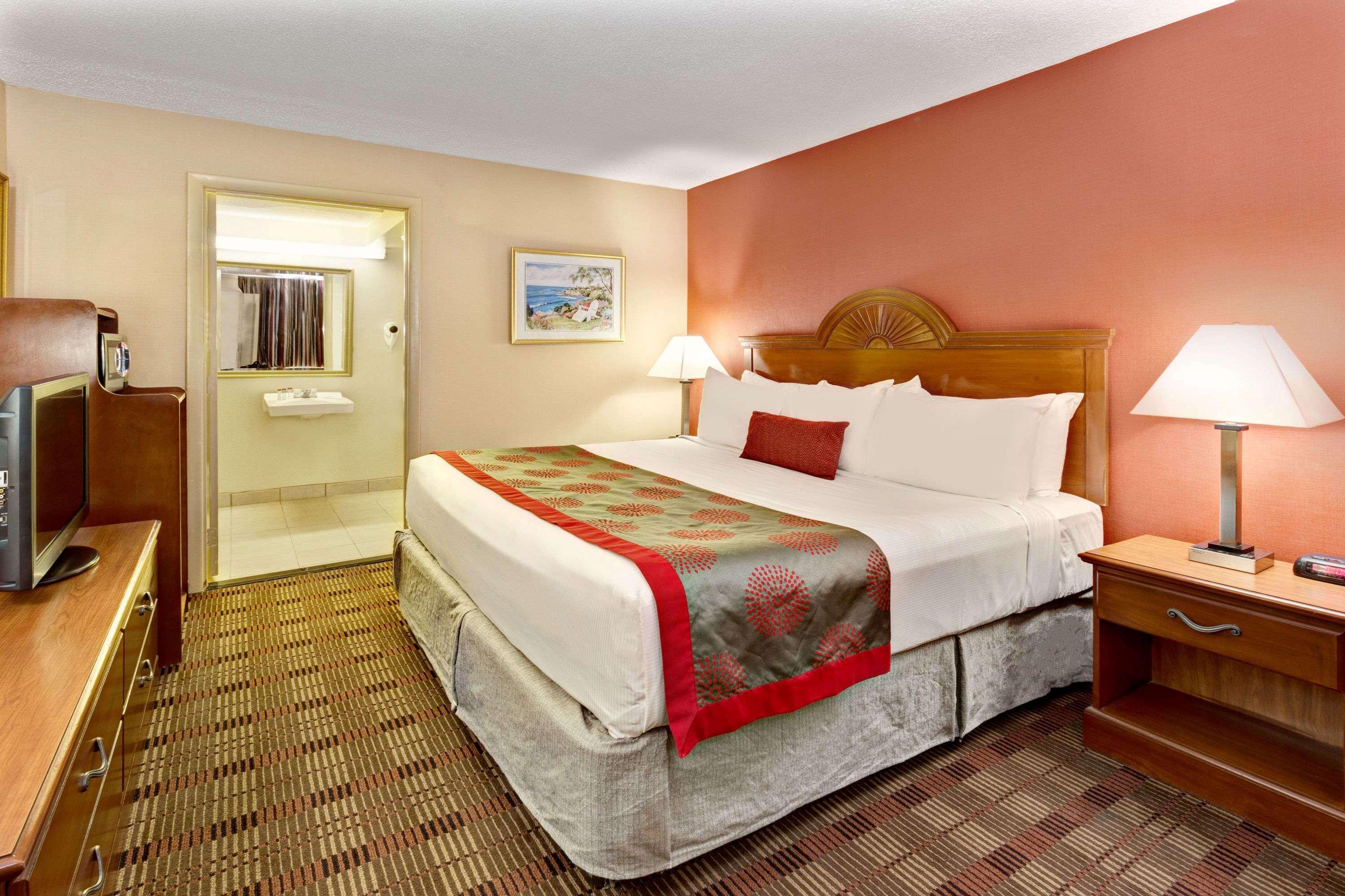 Hotel Ramada By Wyndham West